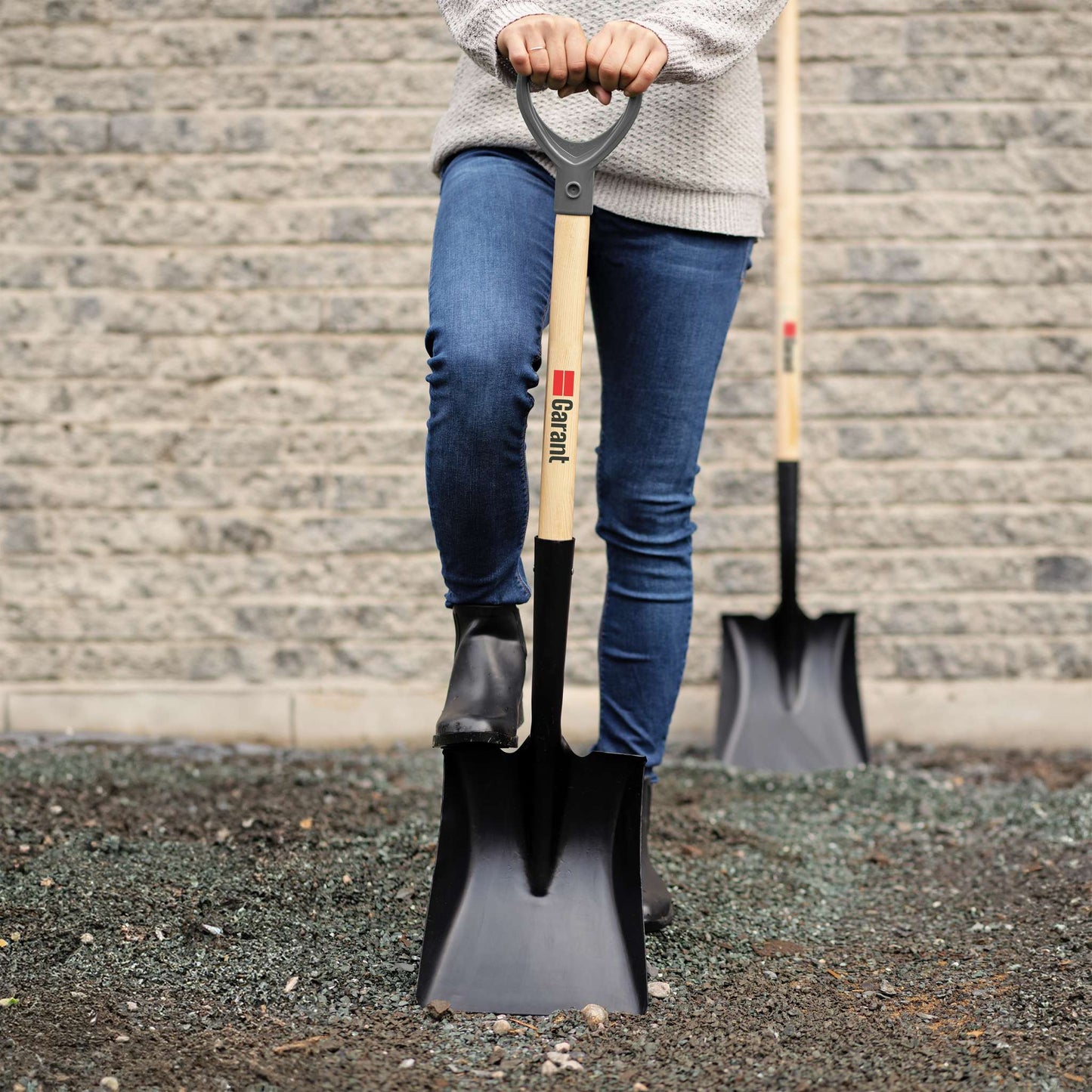 Square point shovel, wood handle, D-grip