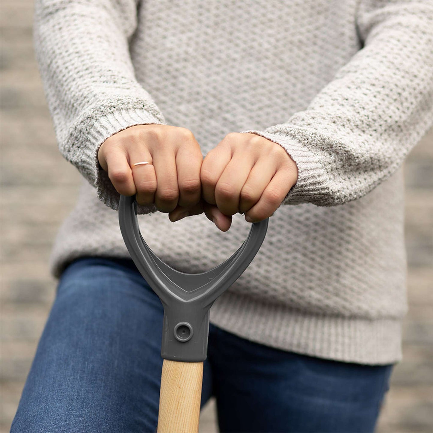 Pelle à drain, manche en bois