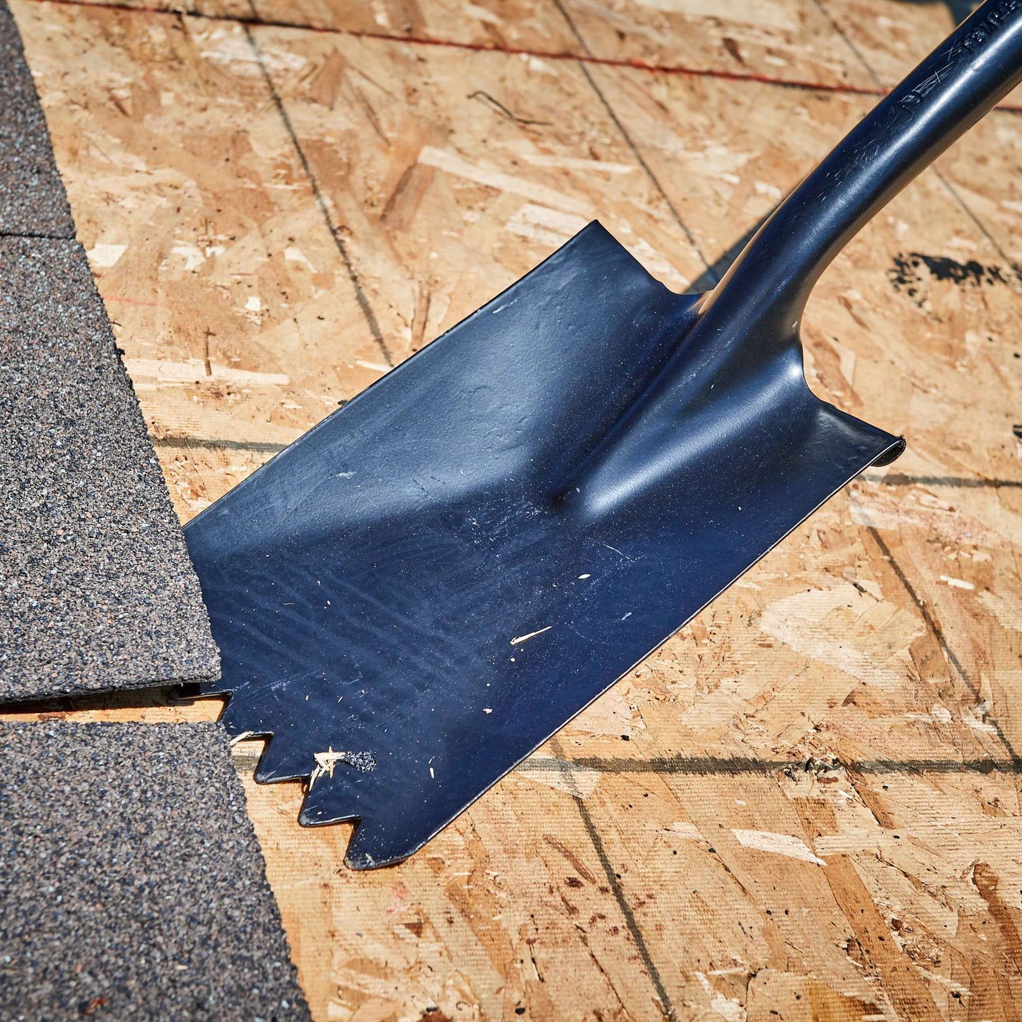 Shingle remover tool, wood handle