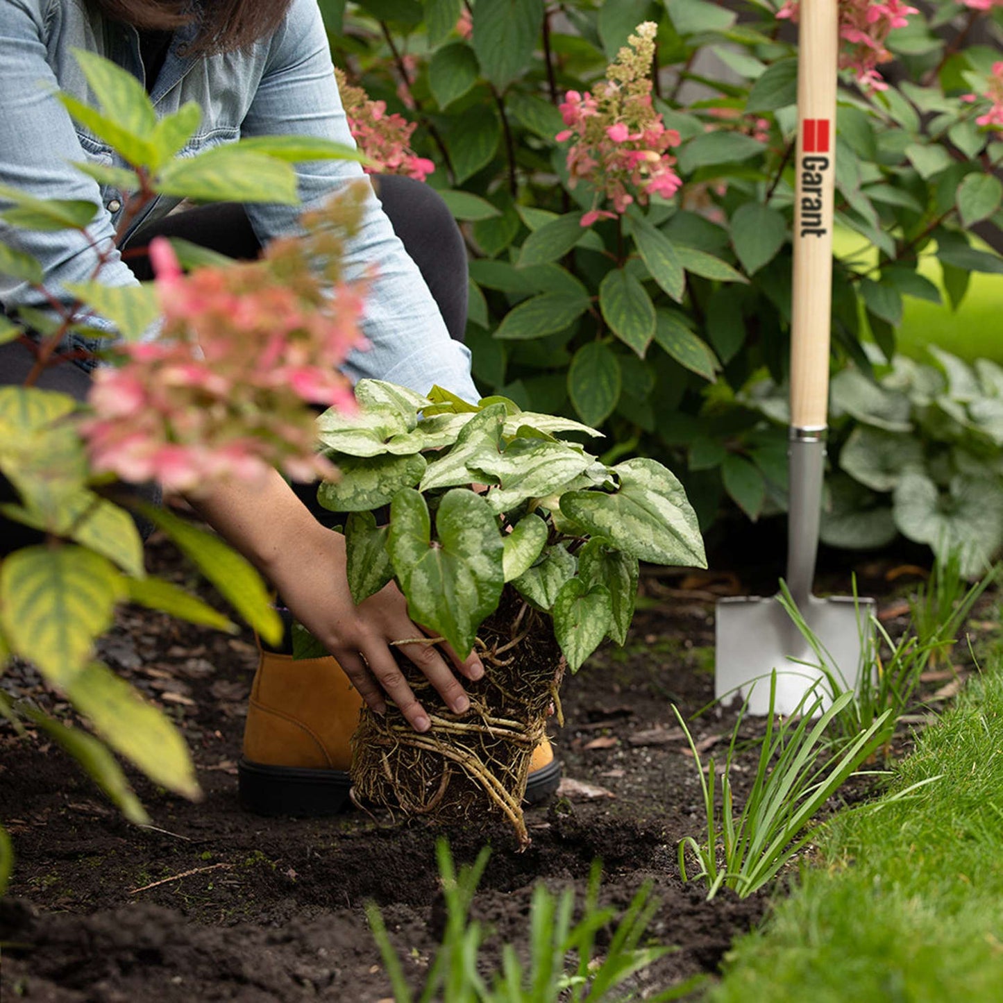 Round point shovel, long wood handle
