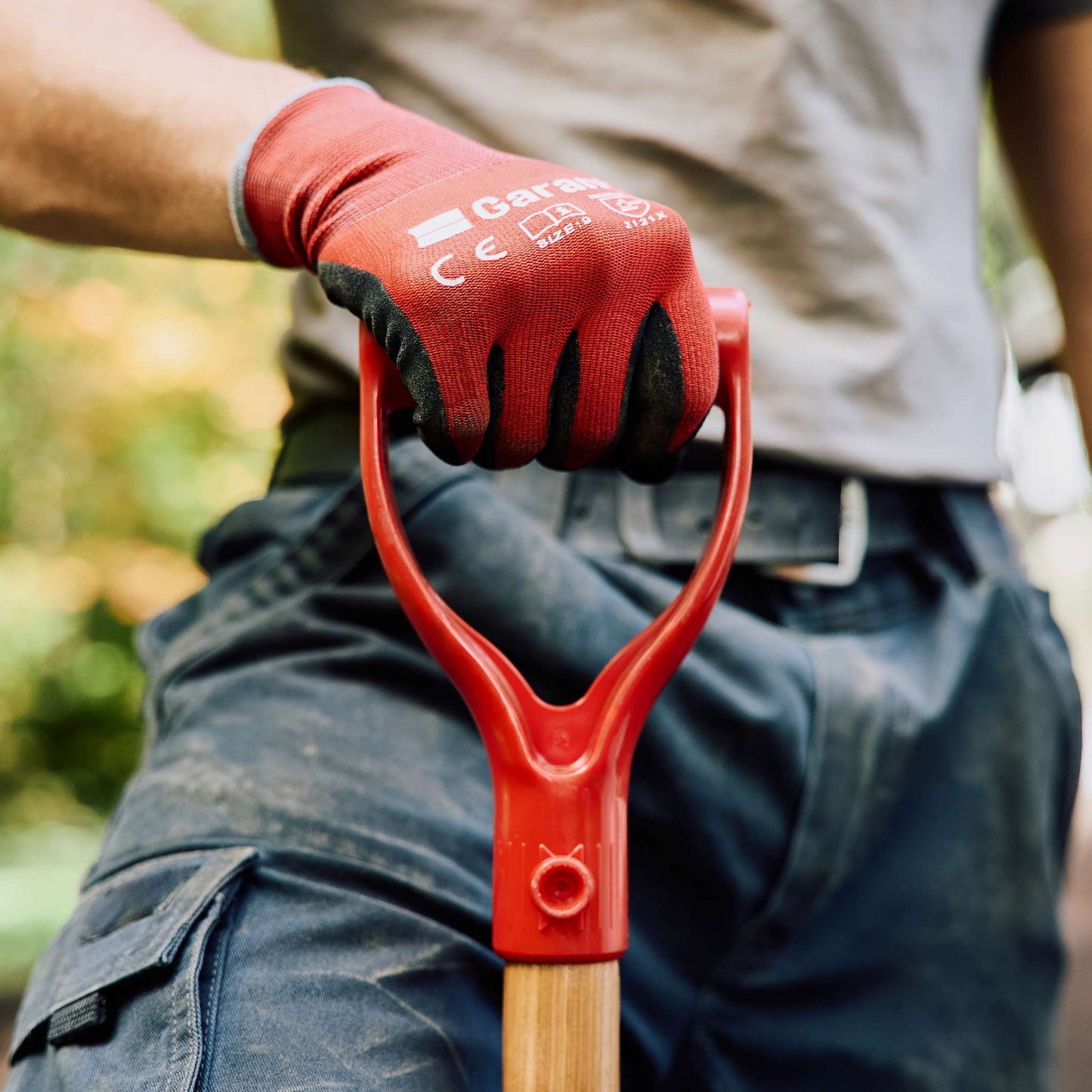Round point shovel, wood handle, D-grip