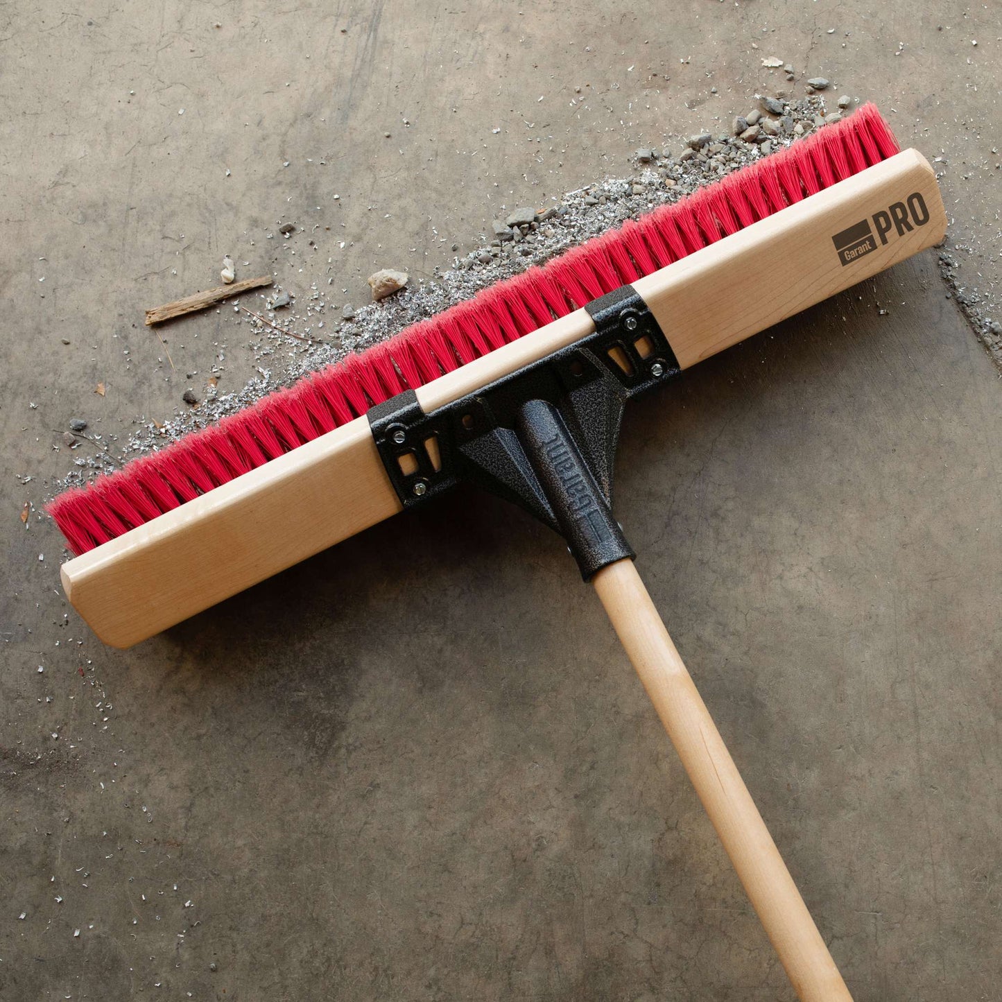 Balai-brosse multisurface de 24 po, manche en bois