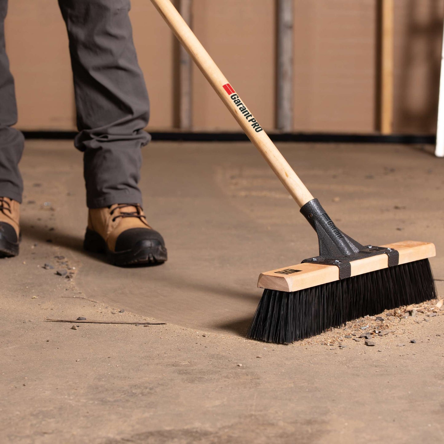 Balai-brosse pour surfaces rugueuses, 18 po, manche en bois