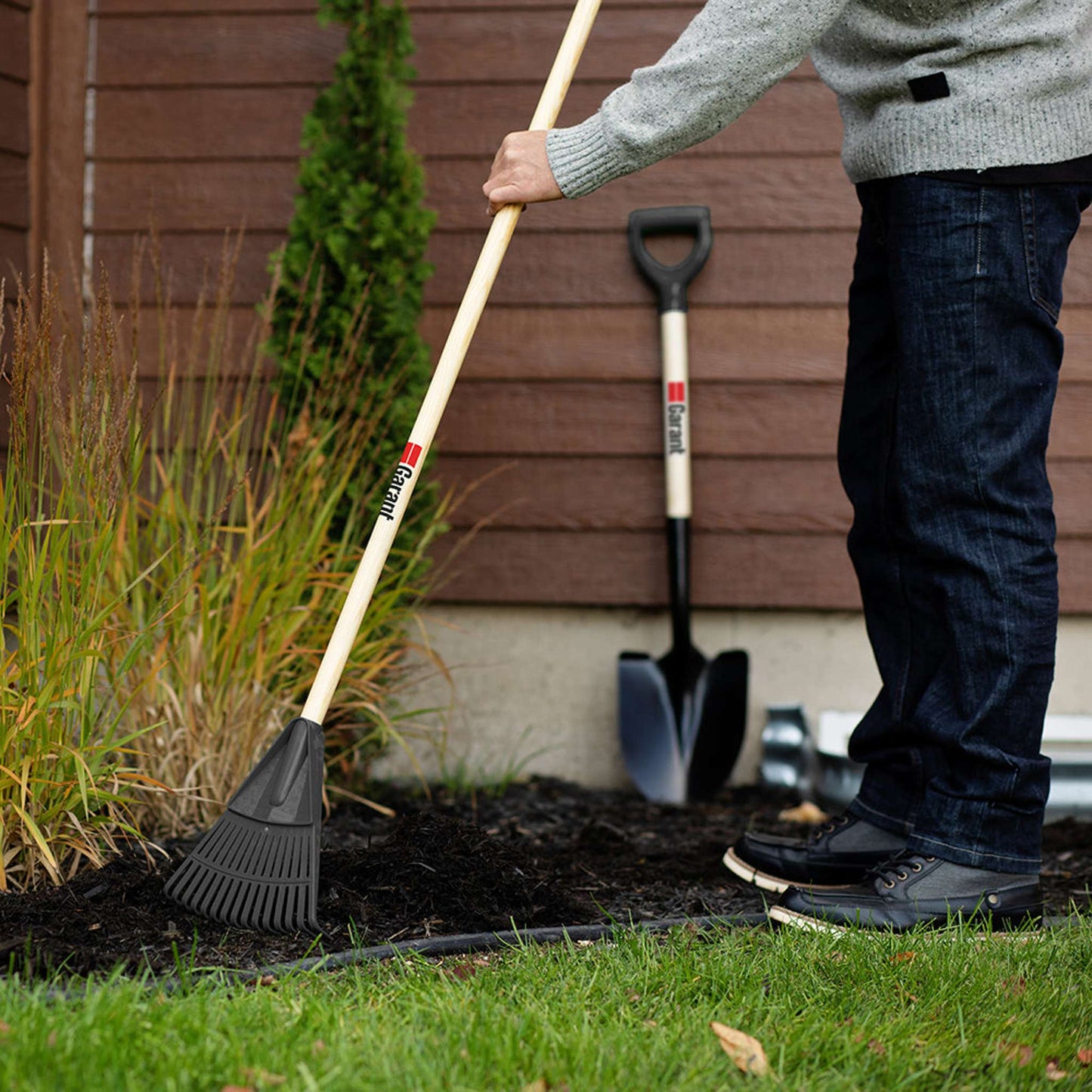 Balai à rocailles, manche long en bois