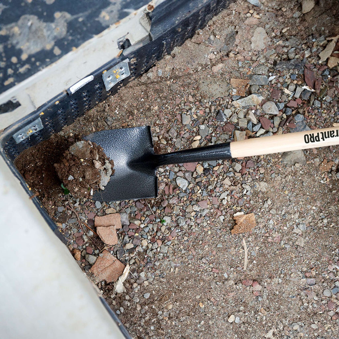 Pelle ronde manche en bois, poignée en D