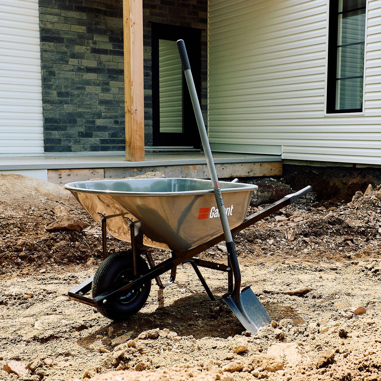 Round Shovel with Long Handle