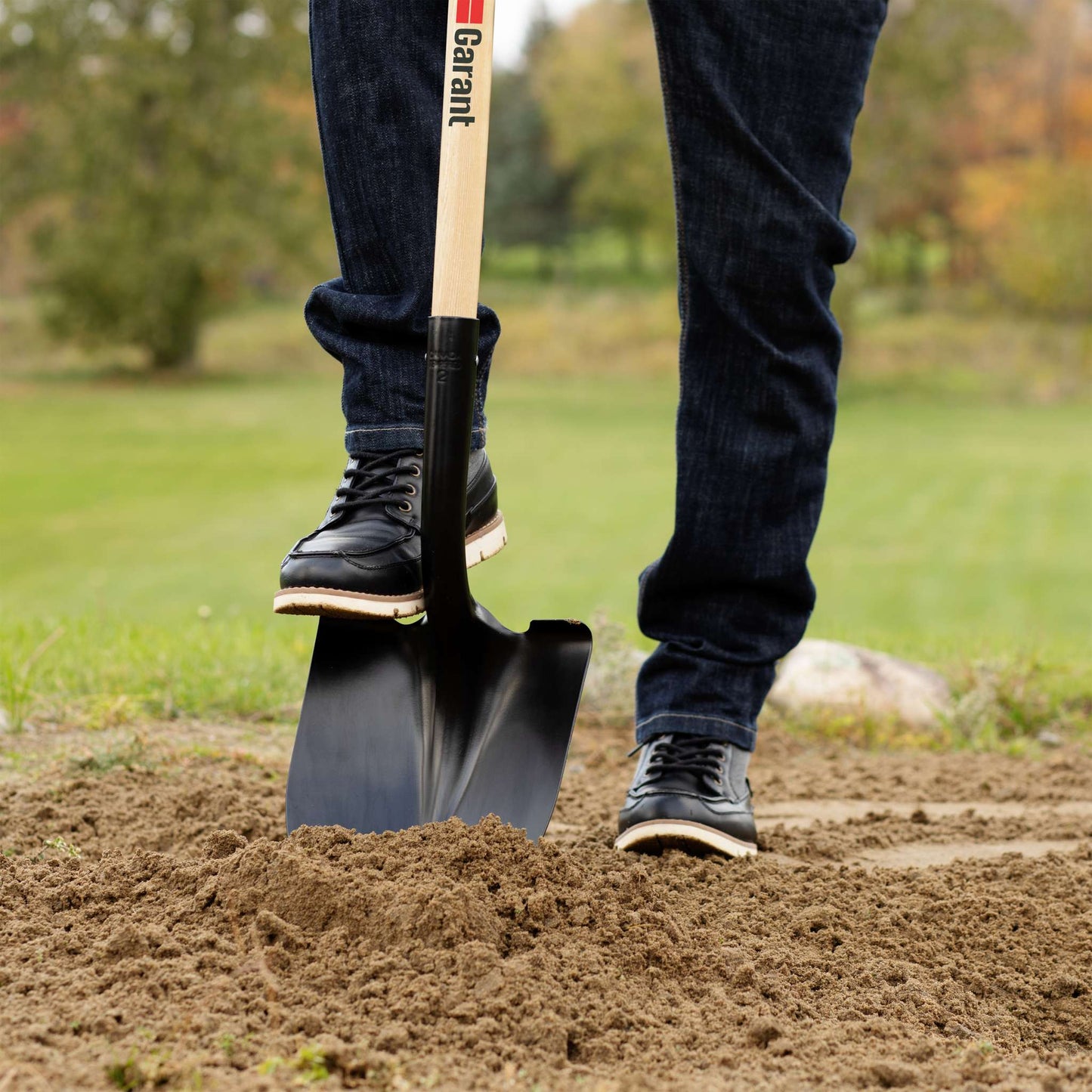Round point shovel, wood handle, D-grip
