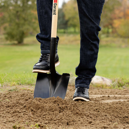 Round point shovel, wood handle, D-grip