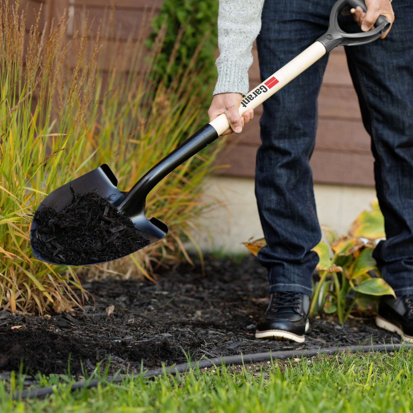 Round point shovel, wood handle, D-grip
