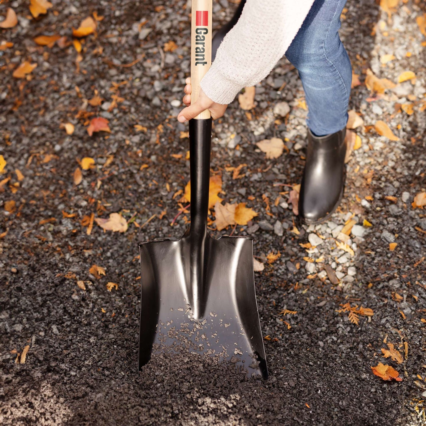 Square point shovel, wood handle, D-grip