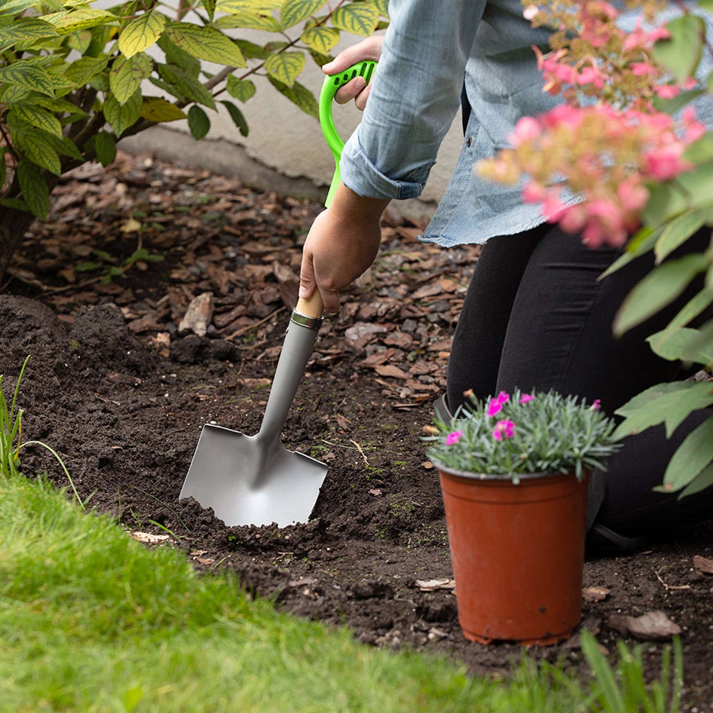 Compact round point shovel