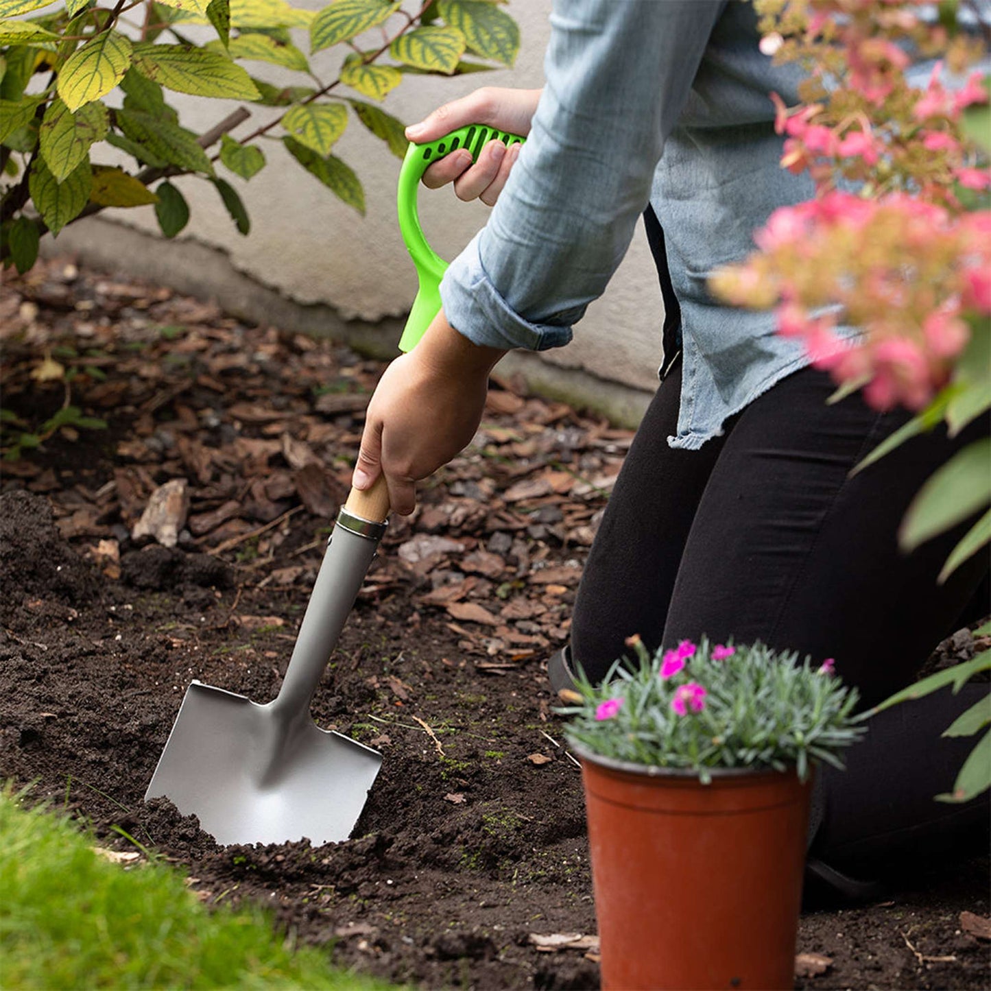 Compact round point shovel