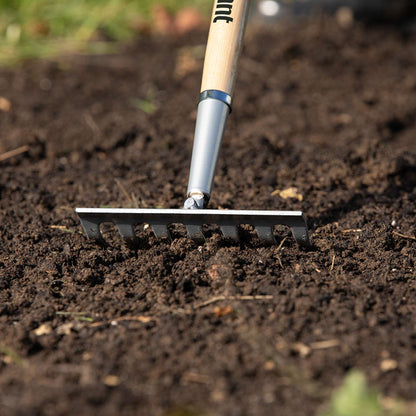 Râteau à niveler, manche court en bois