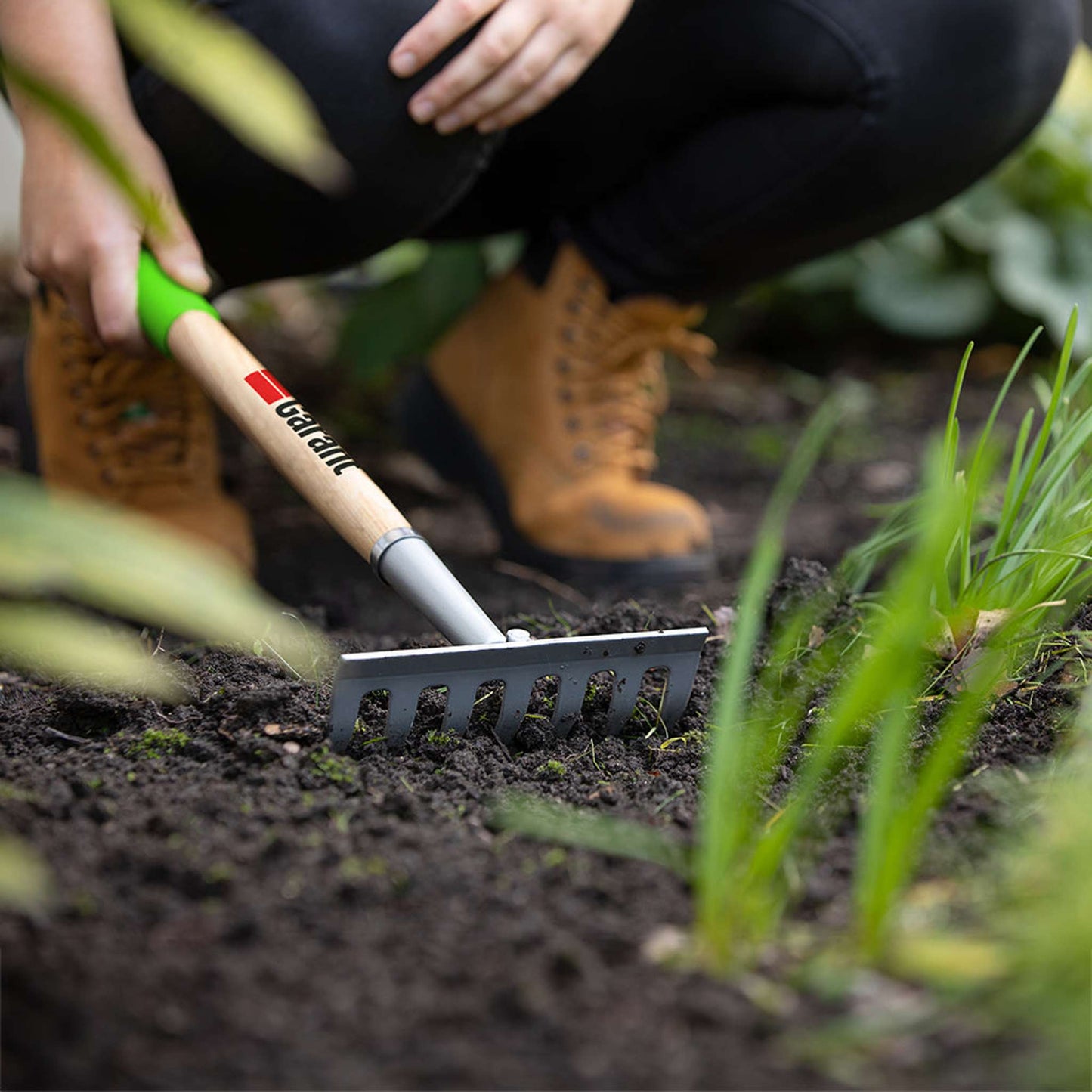 Râteau à niveler, manche court en bois