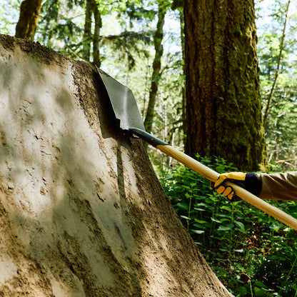 Square point shovel, wood handle, D-grip