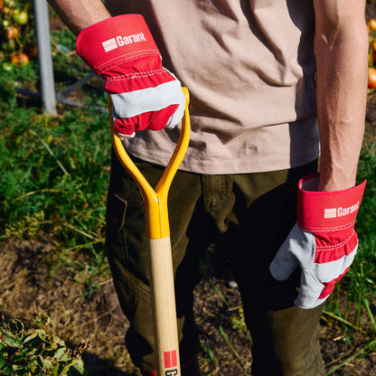 Round point shovel, wood handle, D-grip