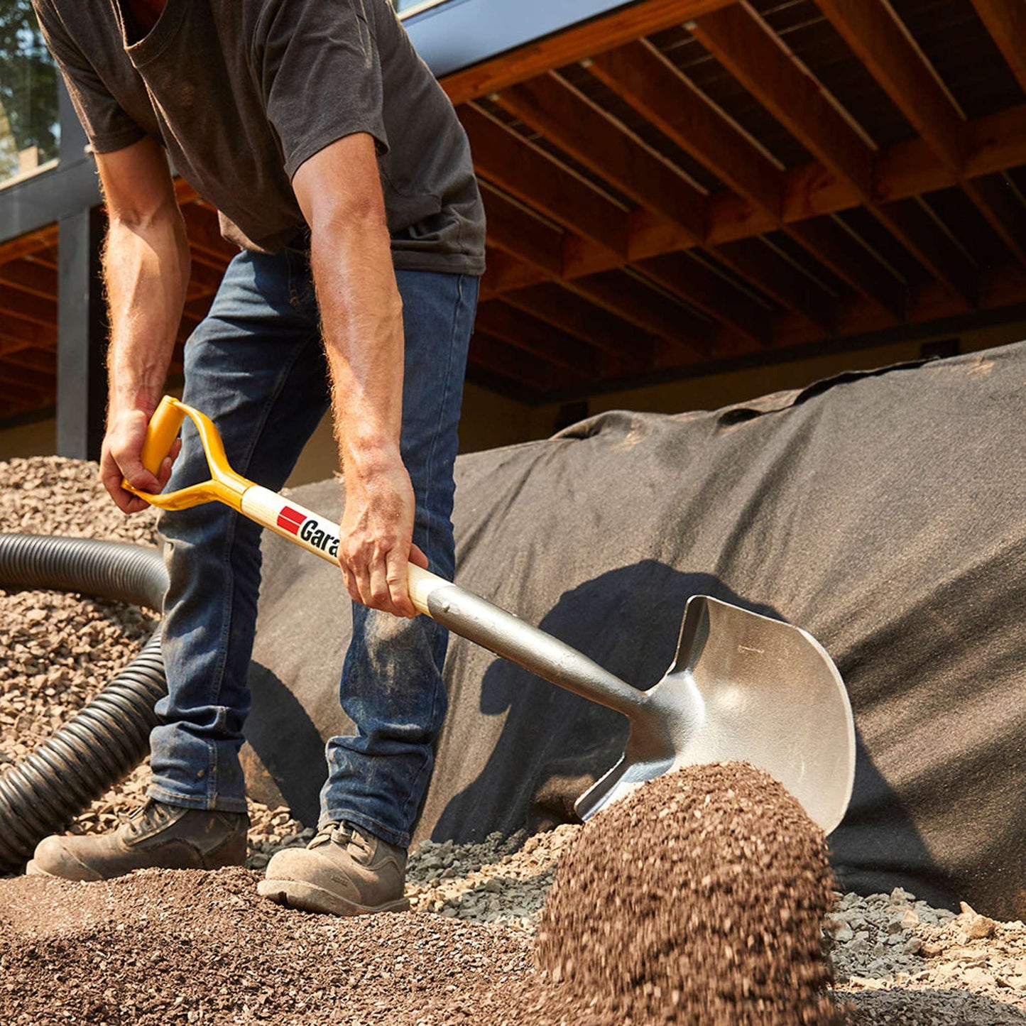 Round point shovel, wood handle, D-grip