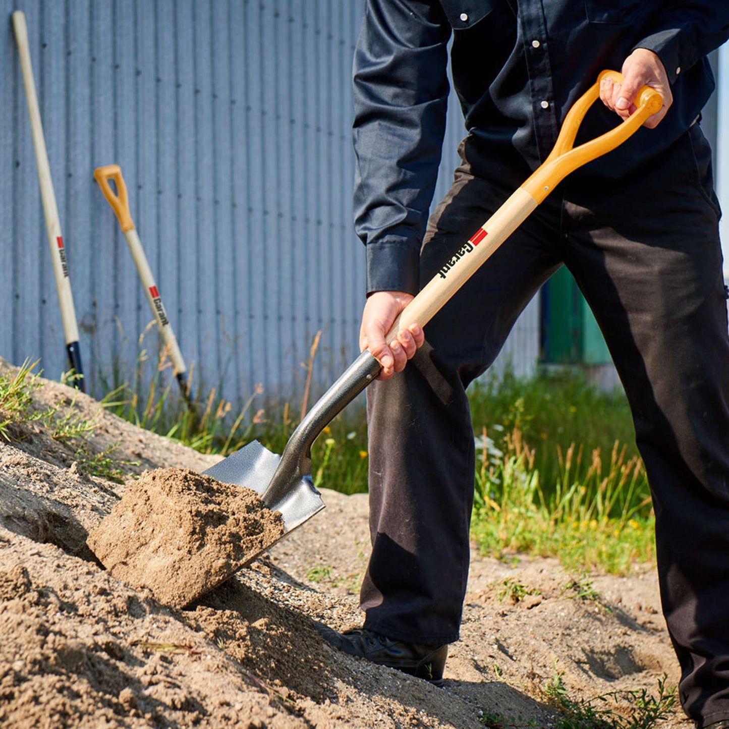 Square point shovel, wood handle, D-grip