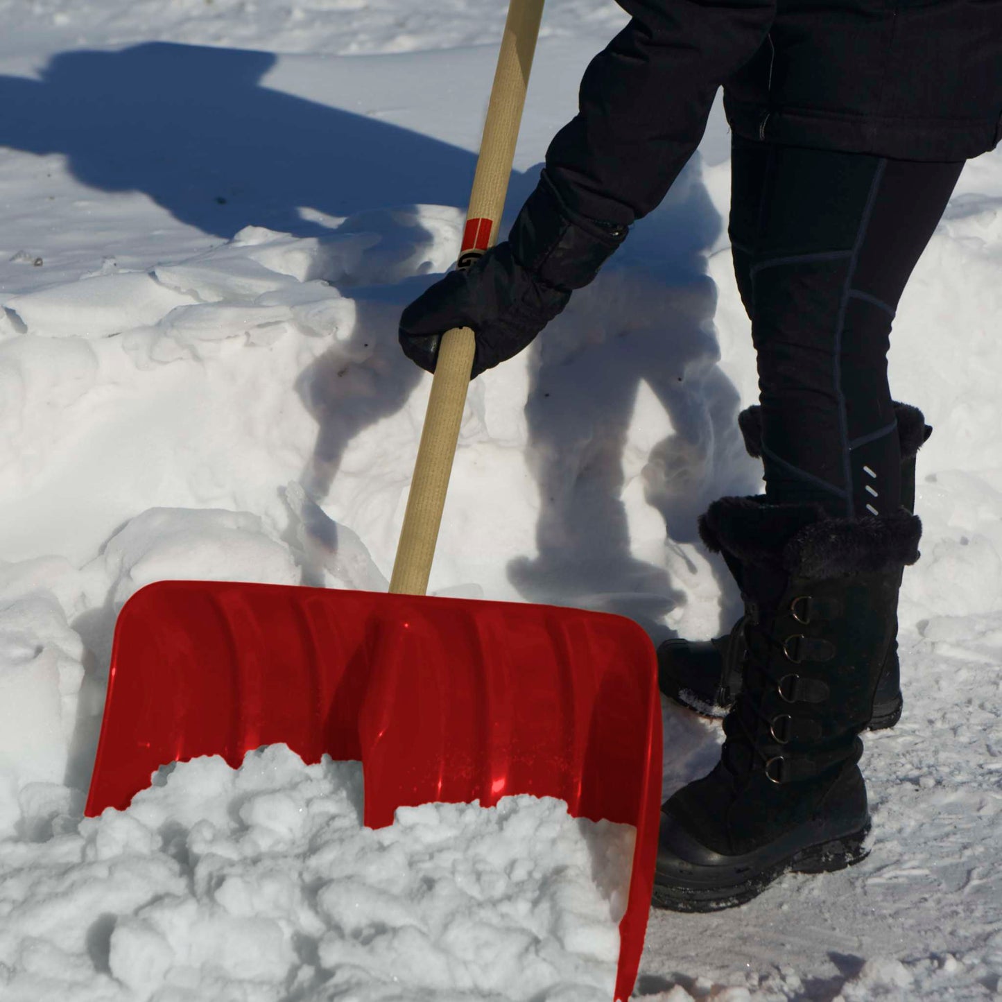 Snow shovel, 19" poly blade, steel wear strip