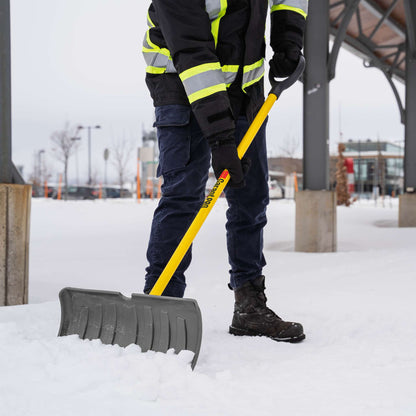 Pelle-grattoir à neige 21 po avec manche en fibre de verre