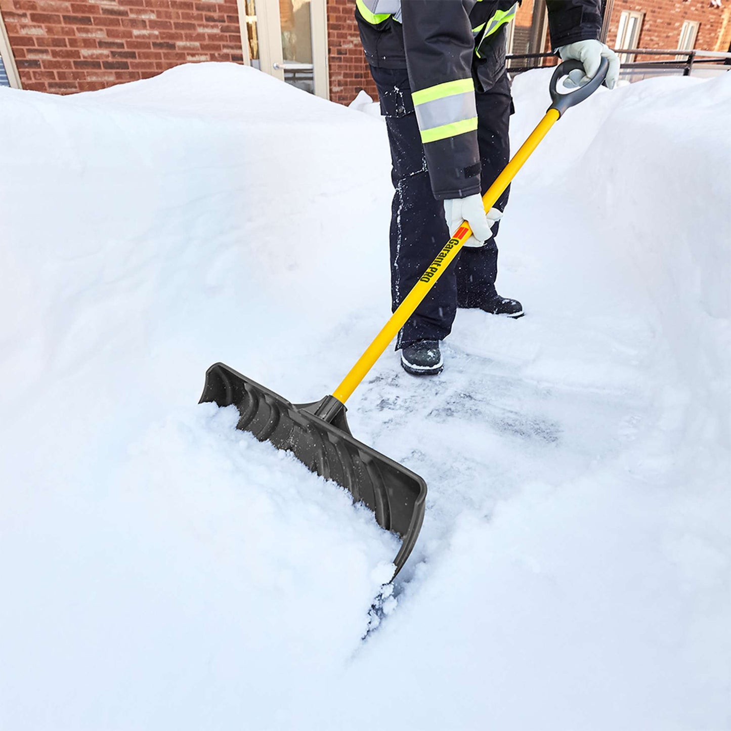 Grattoir à neige, manche en fibre de verre, lame poly 24 po