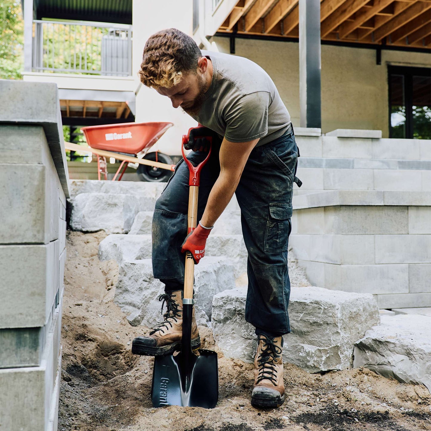 Round point shovel, wood handle, D-grip