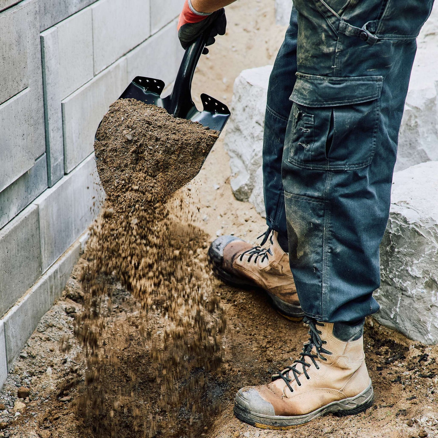Round point shovel, wood handle, D-grip