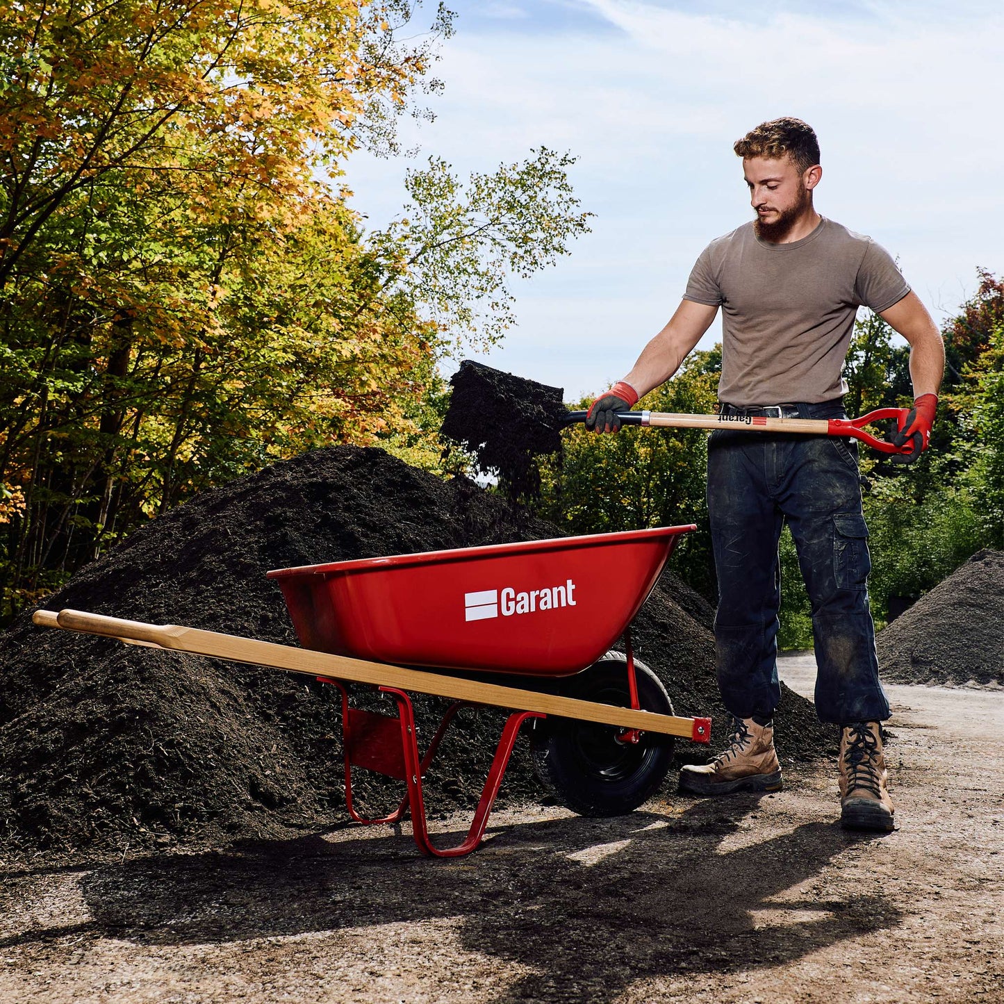 Square point shovel, wood handle, D-grip