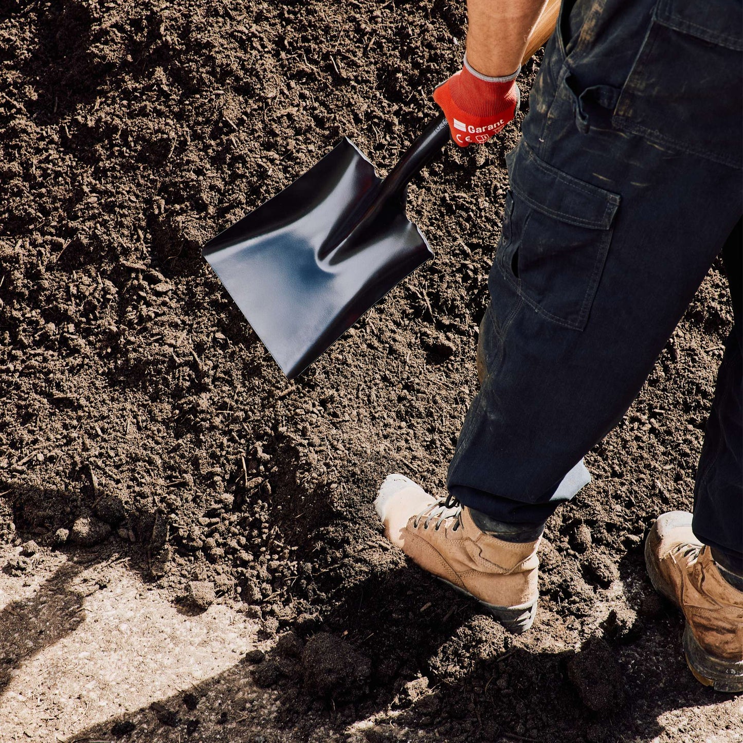 Square point shovel, wood handle, D-grip