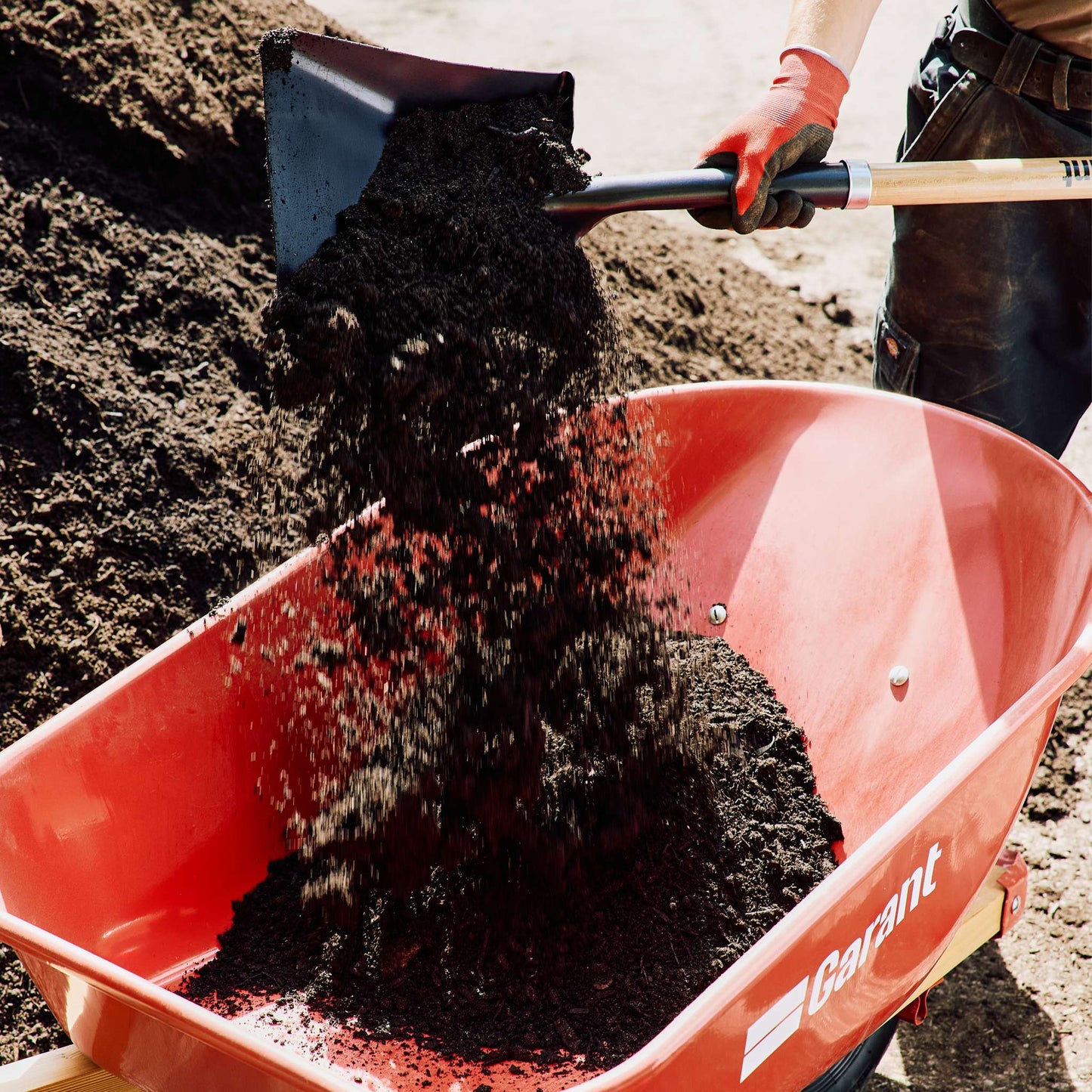 Square point shovel, wood handle, D-grip