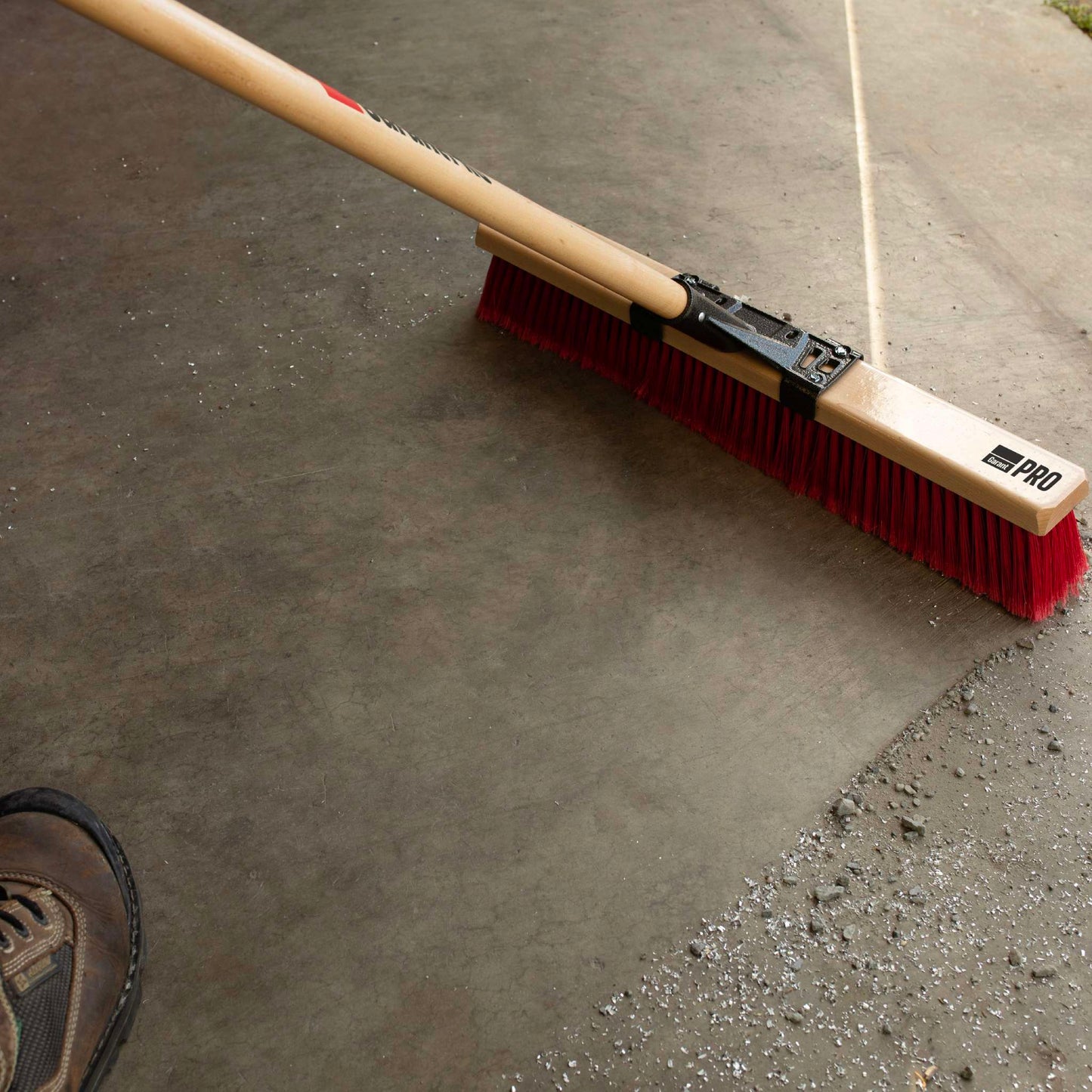 Push broom, 24", smooth, wood hdl