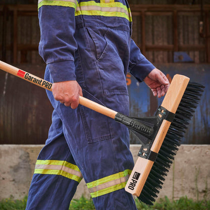 Balai-brosse pour surfaces rugueuses, 24 po, manche en bois
