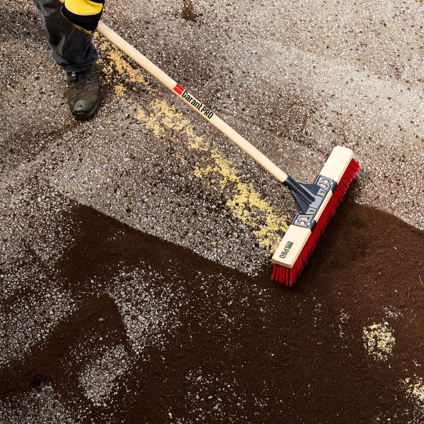 Balai-brosse multisurface de 18 po, manche en bois