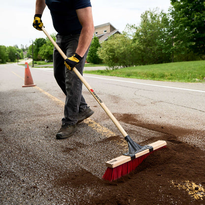 Balai-brosse multisurface de 18 po, manche en bois