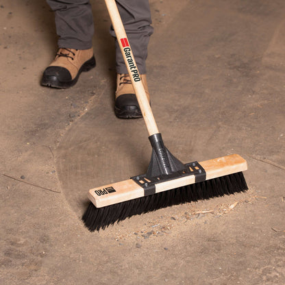 Balai-brosse pour surfaces rugueuses, 18 po, manche en bois
