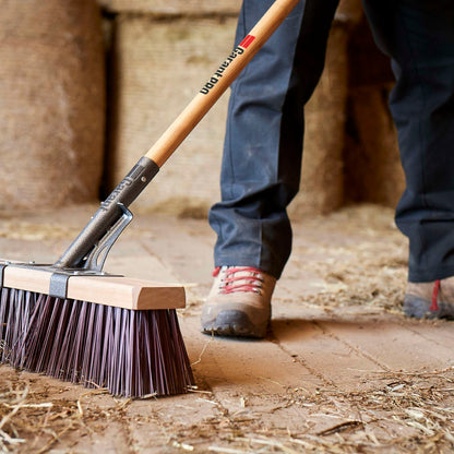 Street/stable broom 18", synthetic, wood hdle