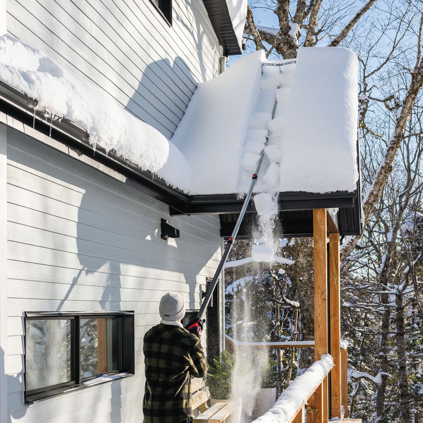 Gratte à toiture télescopique à gravité