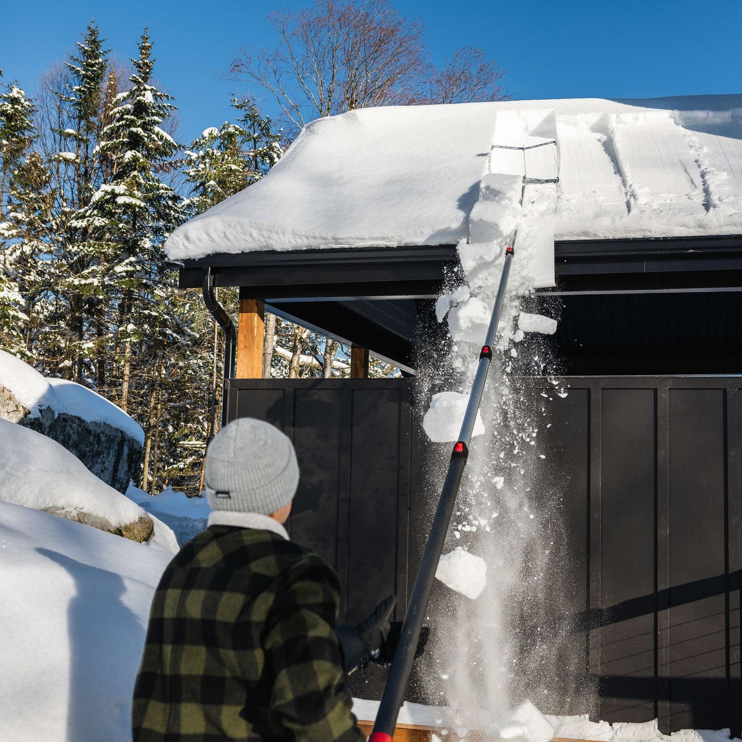 Gratte à toiture télescopique à gravité