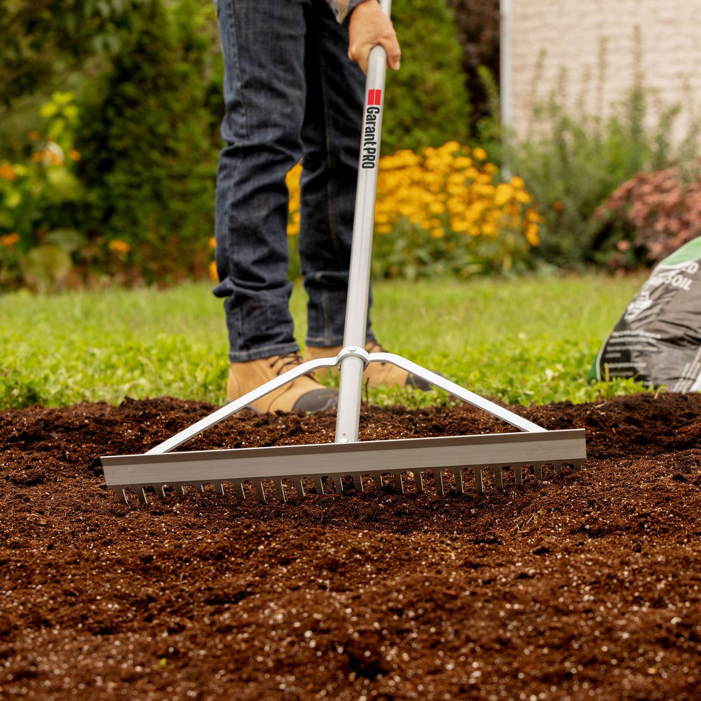 Râteau à niveler 24 po pour paysagiste
