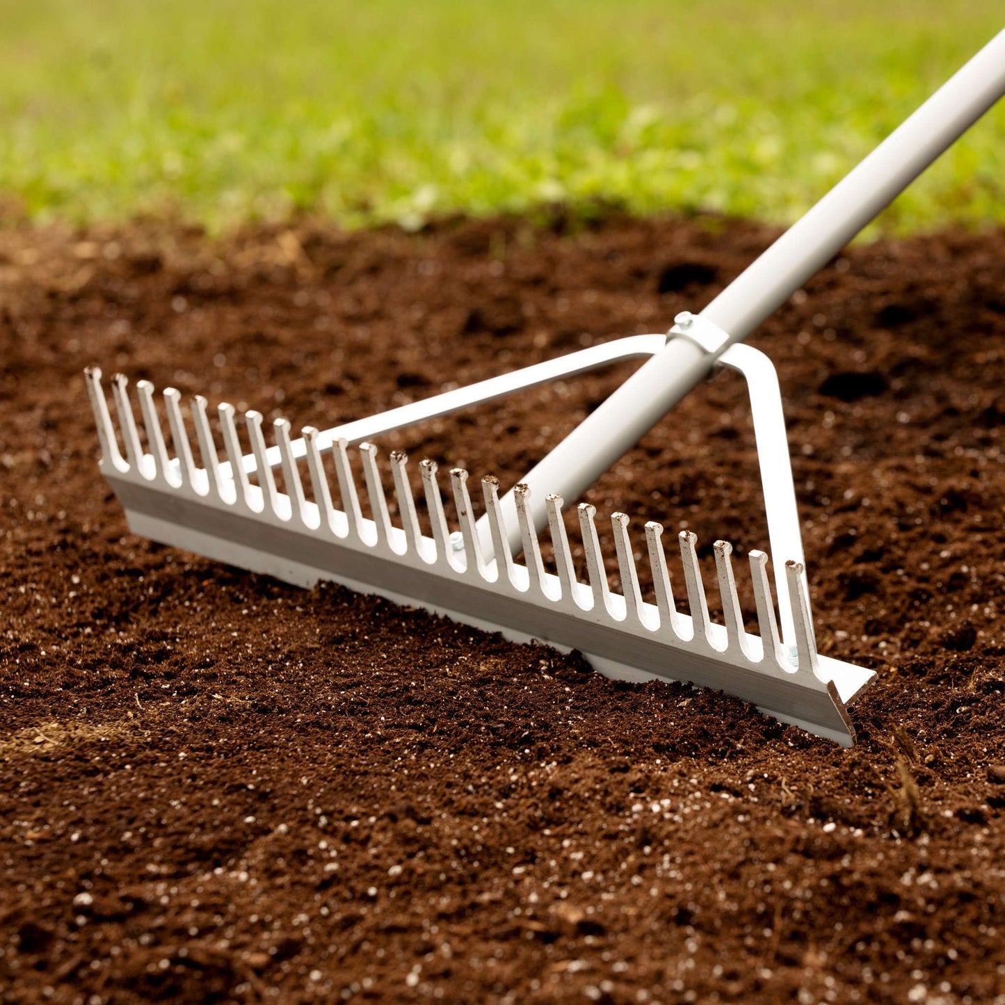 Râteau à niveler 24 po pour paysagiste