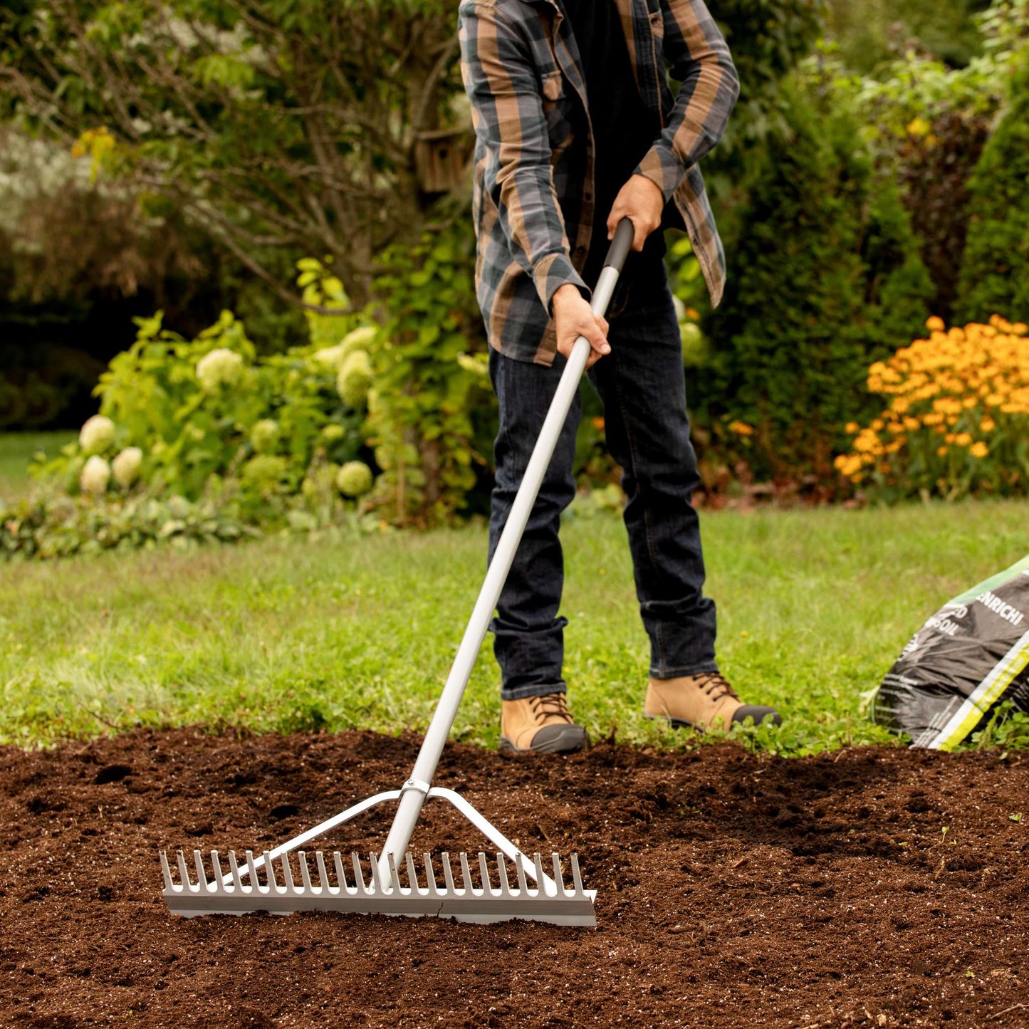 Râteau à niveler 24 po pour paysagiste