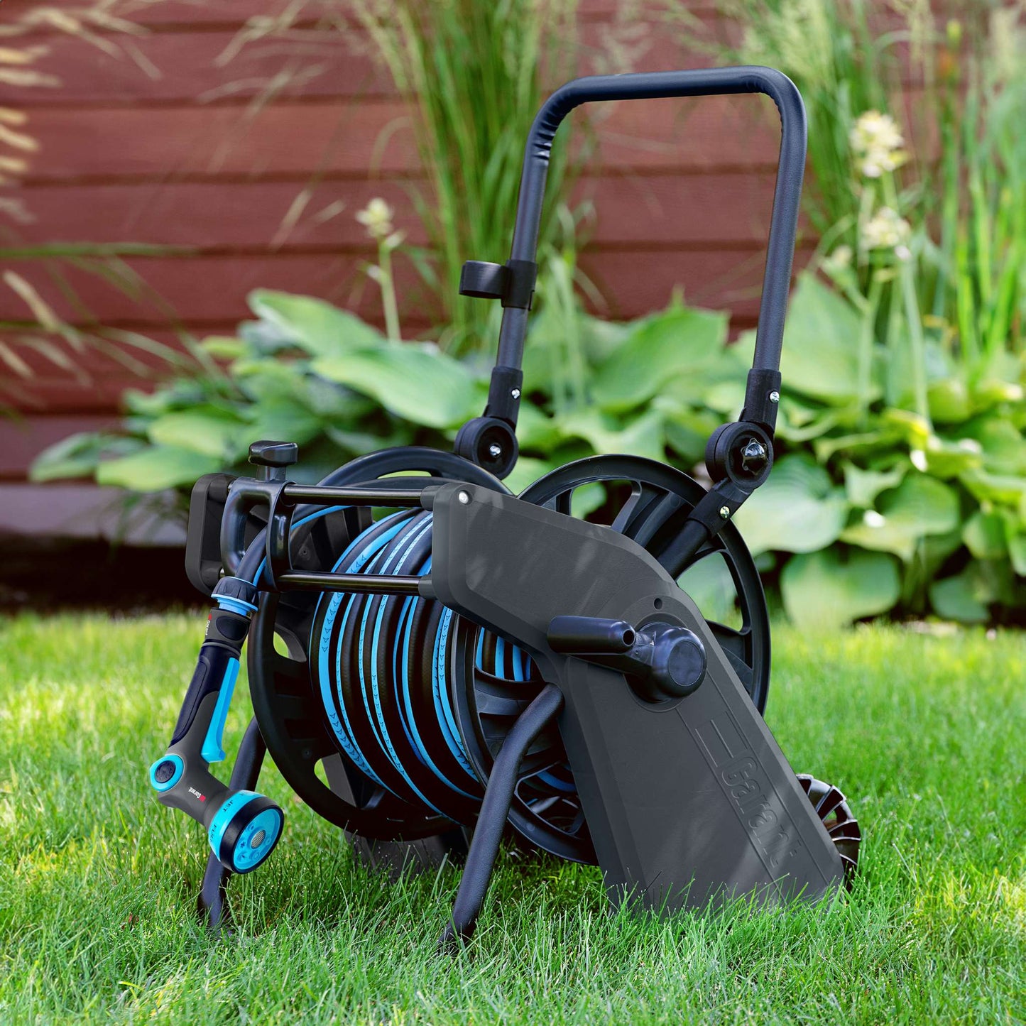 Chariot-dévidoir avec manche pliable