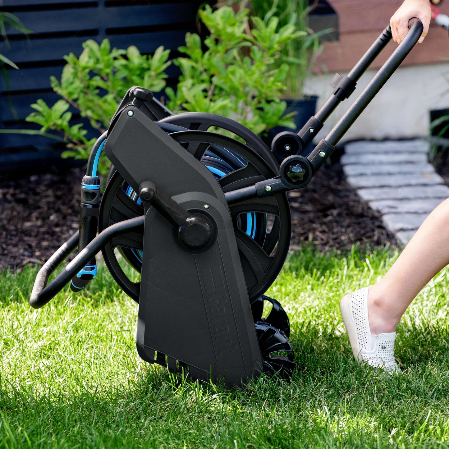 Chariot-dévidoir avec manche pliable