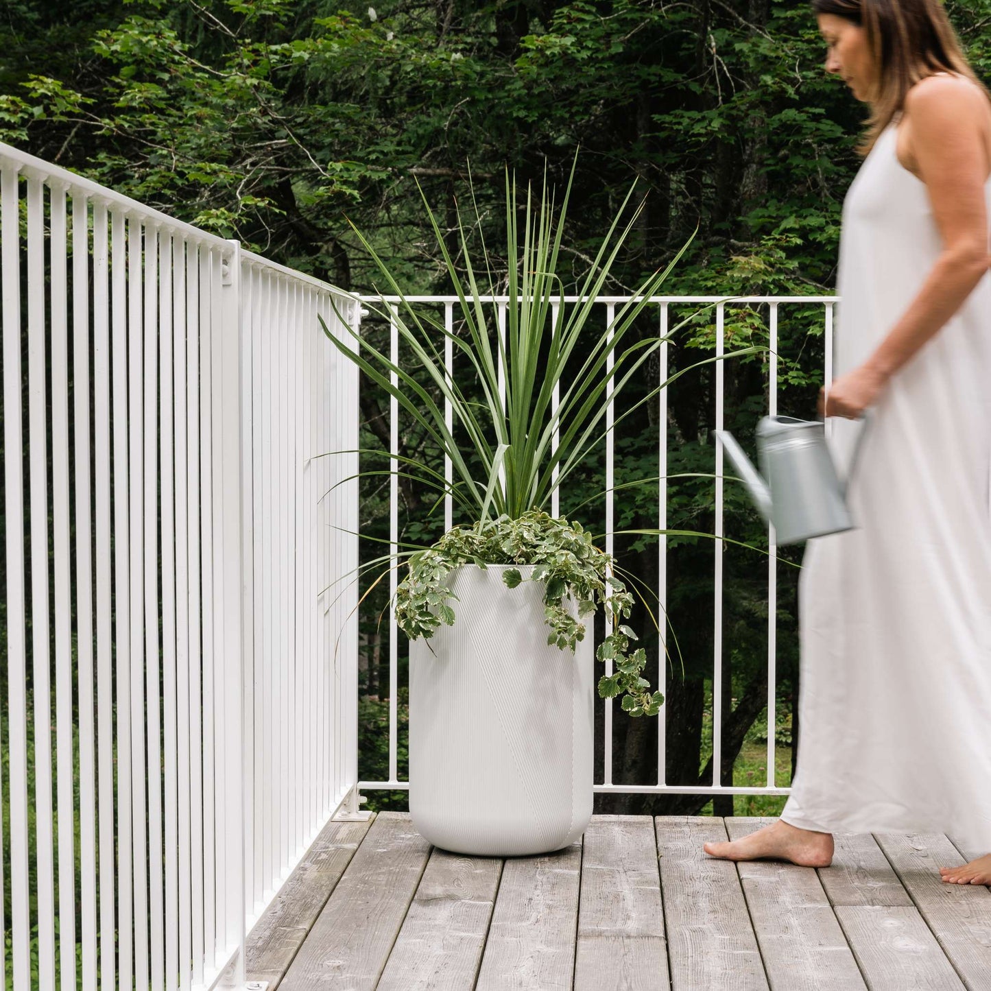 Grande jardinière Gavin 14 po avec lignes géométriques