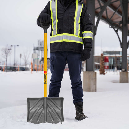 Pelle-grattoir à neige 18 po avec manche en fibre de verre et lamelle d’acier
