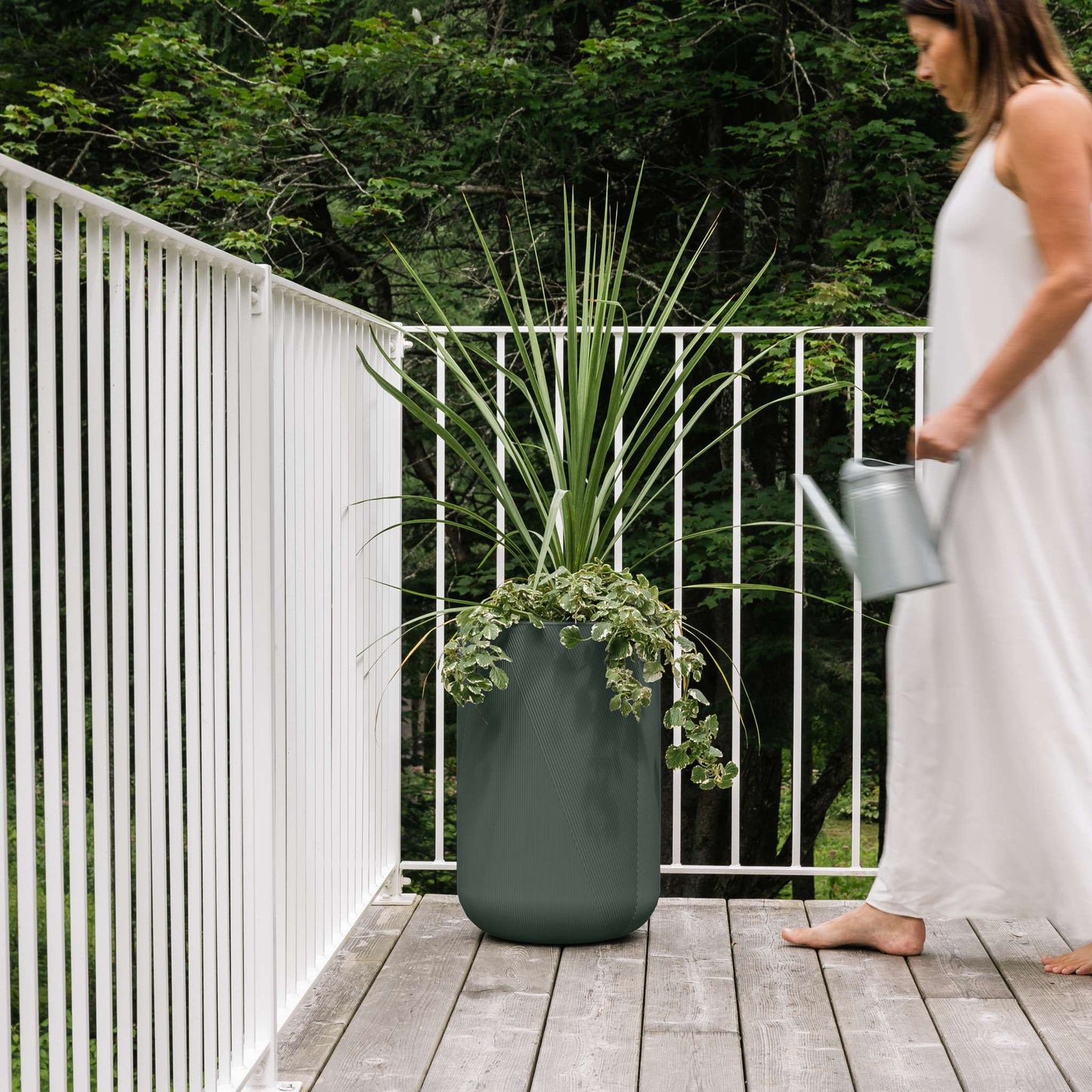 Grande jardinière Gavin 14 po avec lignes géométriques