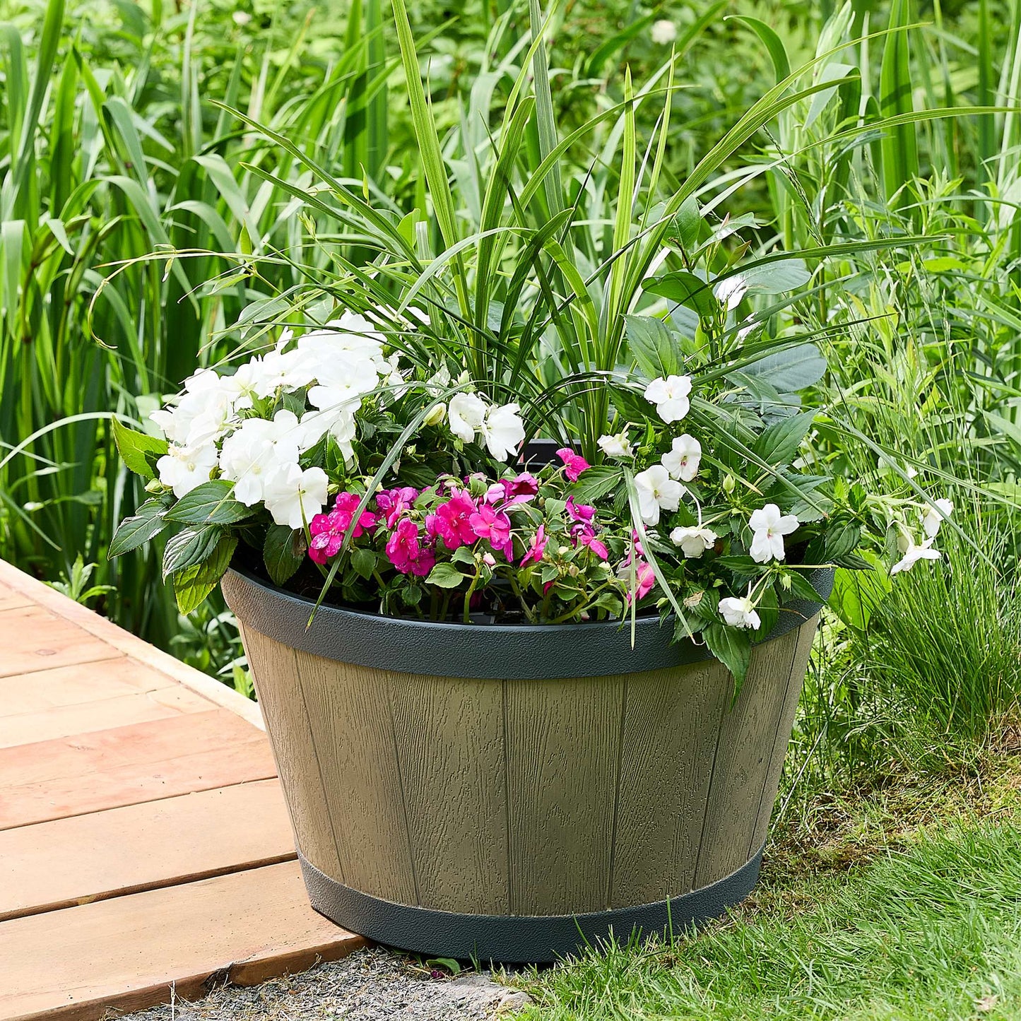 Jardinière Tennessee 18 po style baril avec effet bois