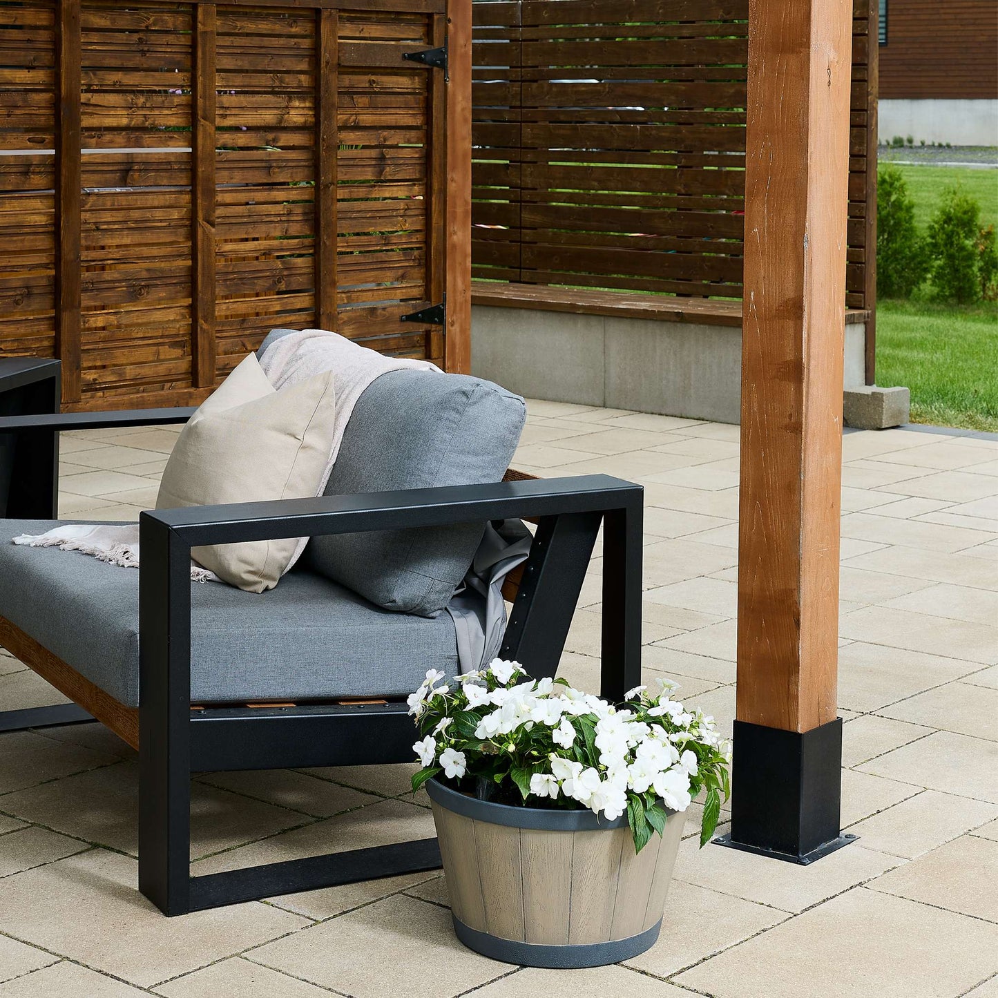 Jardinière Tennessee 18 po style baril avec effet bois