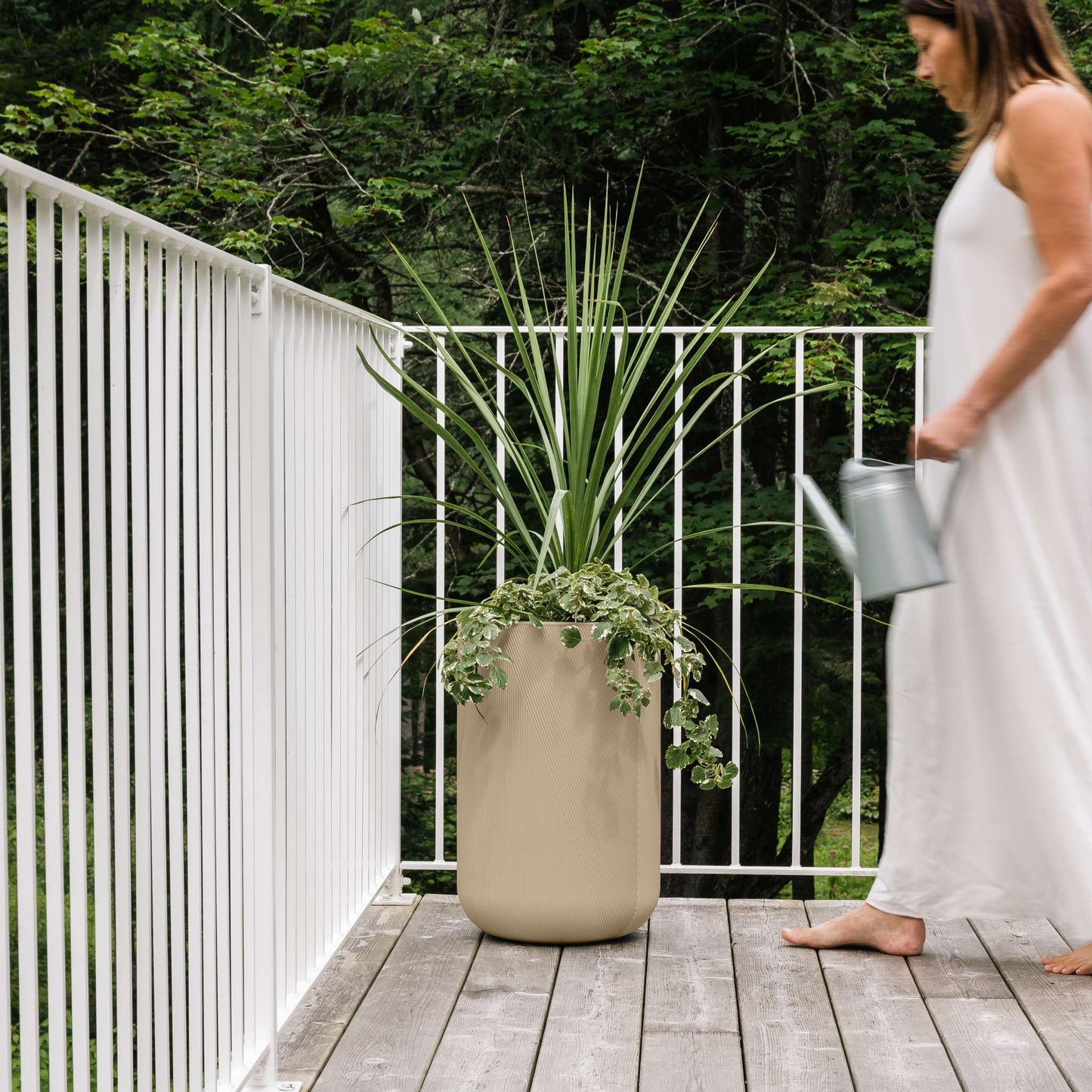 Grande jardinière Gavin 14 po avec lignes géométriques